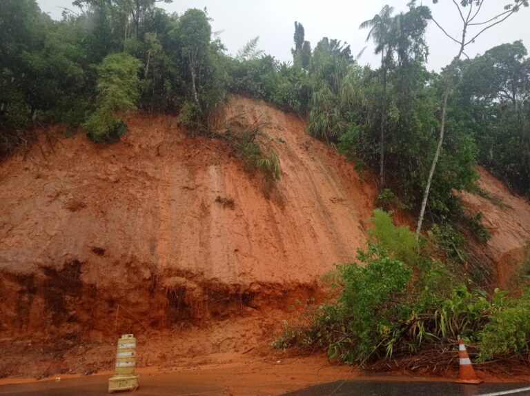 Rio-Santos é interditada por queda de barreira em Ubatuba e não há previsão para liberação da via. No Km 61, próximo a paria do Lamberto, houve queda de barreira na manhã deste sábado (08/01).