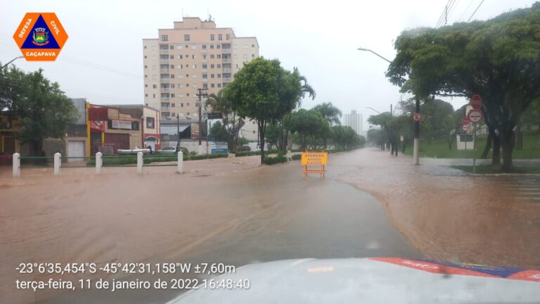 Ruas ficam alagadas em Caçapava, depois do temporal desta terça-feira