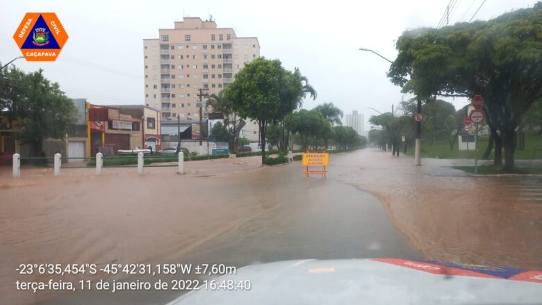 Ruas ficam alagadas em Caçapava, depois do temporal desta terça-feira