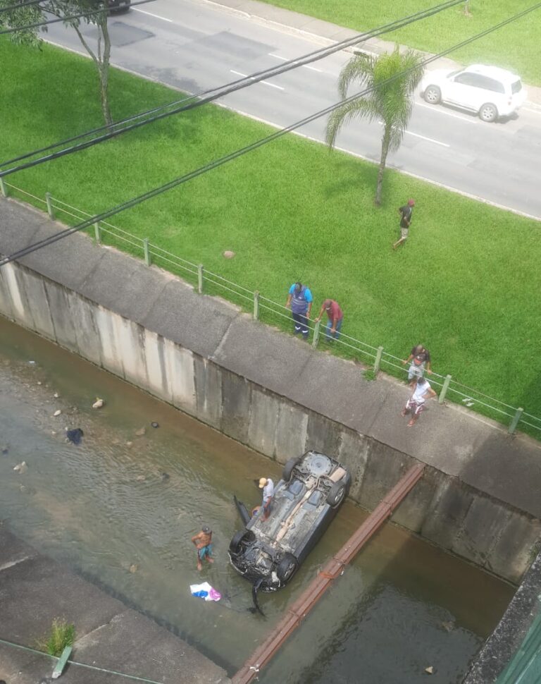 Motorista é vítima de assalto em São José dos Campos, atropela motoqueiro e deixa carro cair em córrego