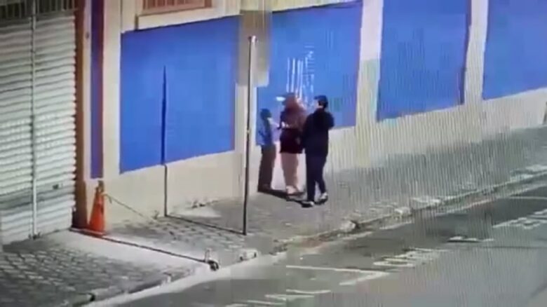 Câmeras do CSI flagram menores pichando o mercado municipal e GCM apreendem autores em Pindamonhangaba