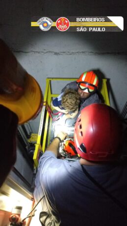 Bombeiros de Jacareí fazem resgate de mãe e filha, que ficaram presas em elevador