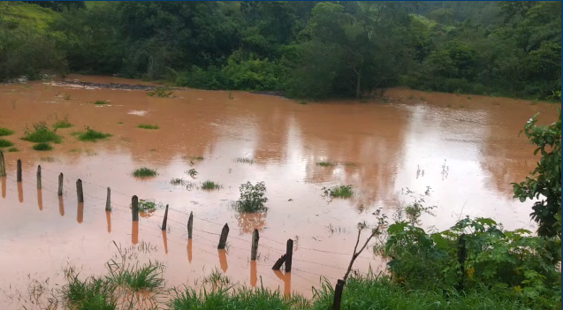 Chuva forte causa o transbordamento do Rio Una em Taubaté