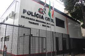 Homem é achado morto dentro da própria casa em Taubaté. O imóvel estava revirado e também havia marcas de sangue pelo local, de acordo com as informações colhidas pela reportagem.