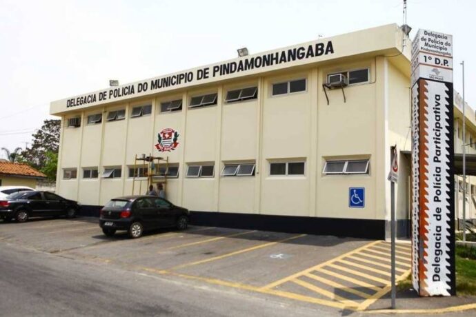 Dois homens são baleados em Pindamonhangaba e um morre. O crime aconteceu na noite desta quarta-feira (12/01), em uma rua do bairro Araretama, onde três homens estavam pela via e dois deles foram atingidos por disparos.
