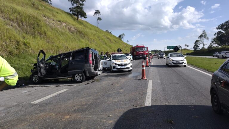 Veículo capota na Rodovia D. Pedro em Jacareí