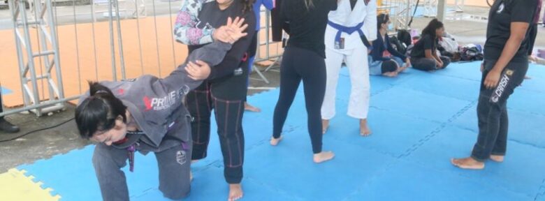 Prefeitura de Caraguatatuba promove aula de Krav Maga para defesa pessoal feminina, em março