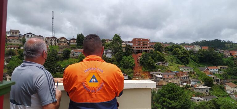 Prédio corre risco de cair e cinco casas são interditadas em Campos do Jordão