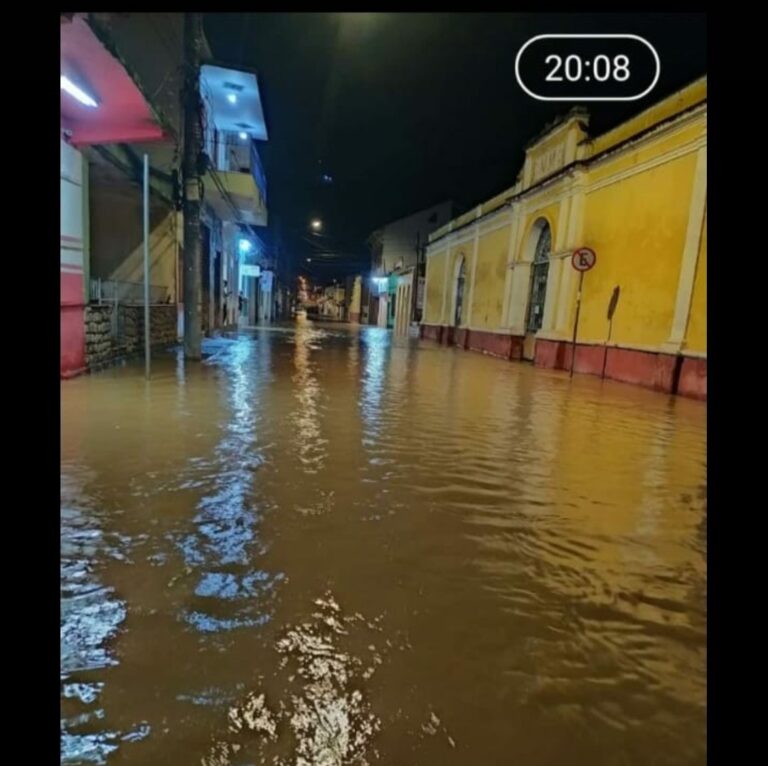 São Luiz do Paraitinga tem famílias desabrigadas por causa das chuvas tem 15 famílias desabrigadas informa a prefeitura da cidade. A prefeita Ana Lúcia em contato com a reportagem disse que duas famílias estão em escolas e as outras na casa de parentes e que a prefeitura fez a retirada dos pertences.