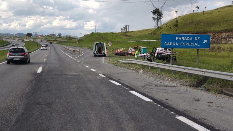 Veículo capota na Rodovia D. Pedro em Jacareí