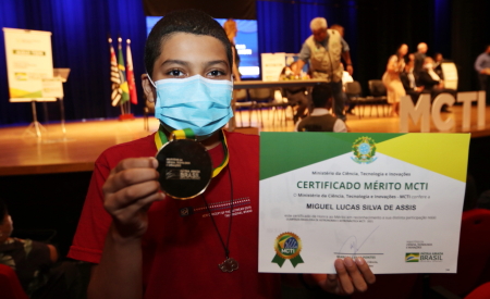 Alunos da rede de ensino de Jacareí recebem medalhas na Olimpíada Brasileira de Astronomia e Astronáutica