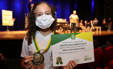 Alunos da rede de ensino de Jacareí recebem medalhas na Olimpíada Brasileira de Astronomia e Astronáutica