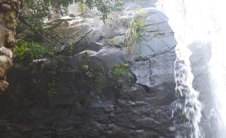 Cachoeira é interditada por risco de queda de rochas em Ilhabela