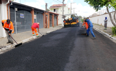 Região central de Jacareí recebe asfalto novo em vias da cidade