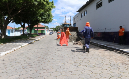 Região central de Jacareí recebe asfalto novo em vias da cidade