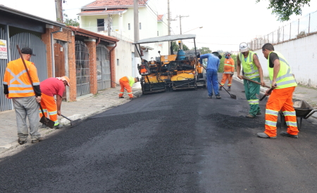 Região central de Jacareí recebe asfalto novo em vias