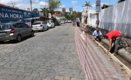 Região central de Jacareí recebe asfalto novo em vias