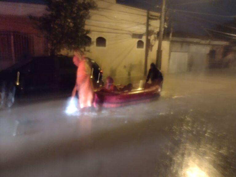 Chuvas deixam Jacareí embaixo d'água. Defesa Civil registra 22 resgate de pessoas ilhadas, nos bairros Jardim Luiza, Vila Denise, Vila Zezé, Jardim Paraíso e Parque Itamaraty, e 20 escorregamentos de terra devido as fortes chuvas.