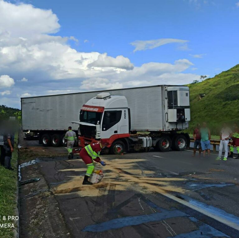 Carreta e veículo colidem na Dutra em Queluz