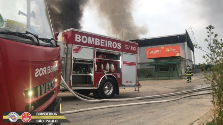 Galpão com materiais para a reciclagem pega fogo em Jambeiro