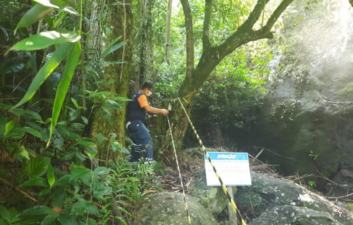 Cachoeira é interditada por risco de queda de rochas em Ilhabela