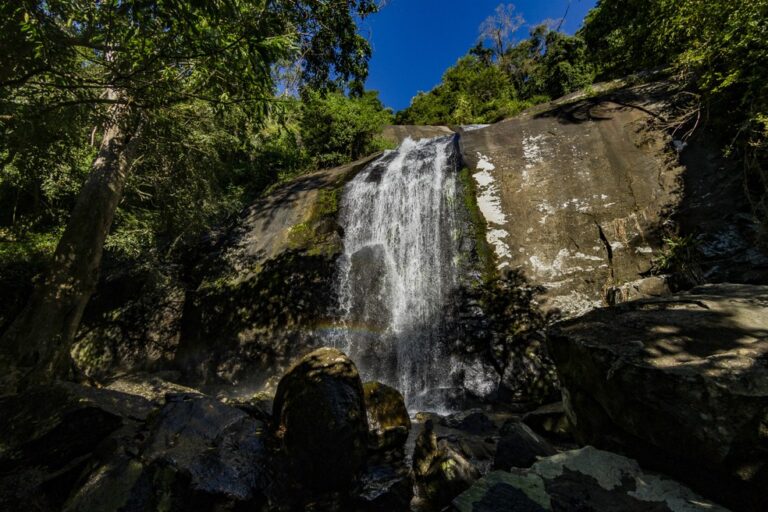 Cachoeira é interditada por risco de queda de rochas em Ilhabela