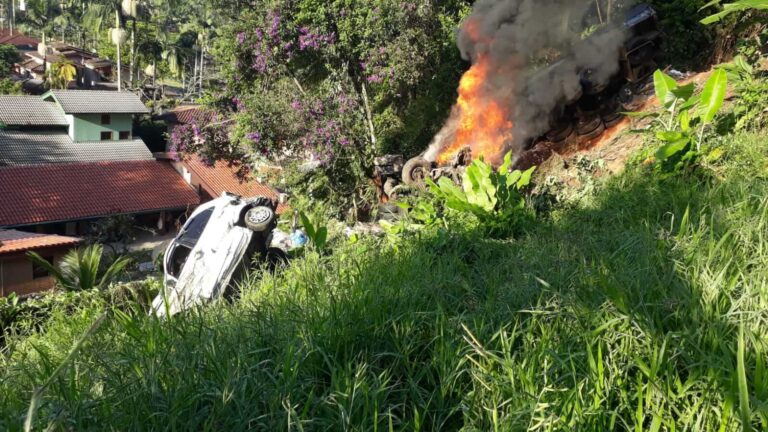caminhao-e-dois-carros-caem-em-ribanceira-em-ubatuba-um-morre-e-dois-ficam-feridos (1)