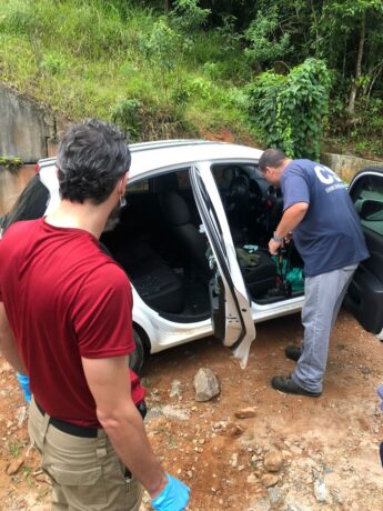 Homem desaparecido é encontrado morto dentro de porta-malas de carro em Caraguatatuba. A localização da vítima aconteceu nesta terça-feira (08/02), por volta de 19h40, em uma estrada do bairro Cantagalo.