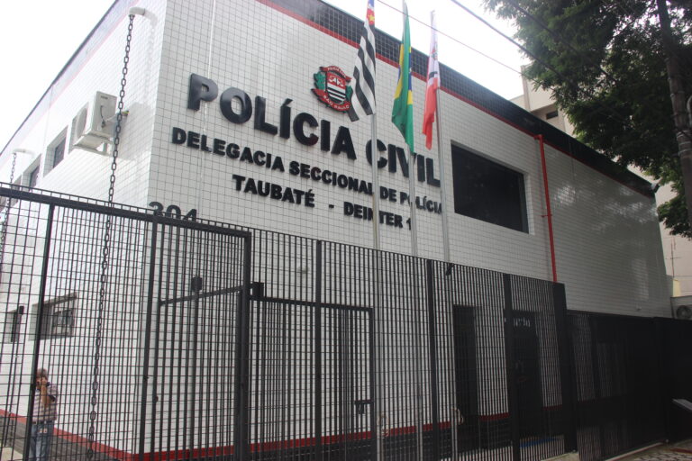 Mulher pula de carro em movimento na Via Dutra em Taubaté