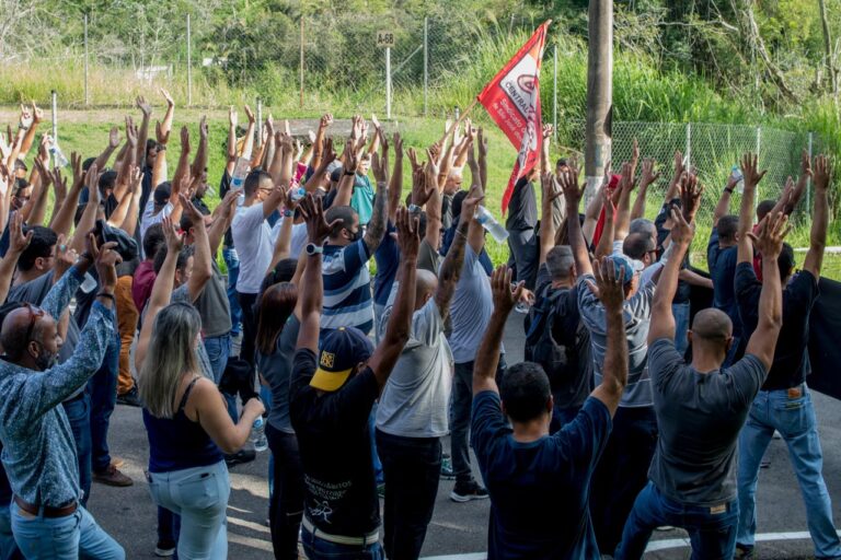 trabalhadores da avibras em acampamentos-capa