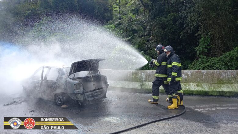 Incêndio em carro na rodovia Oswaldo Cruz