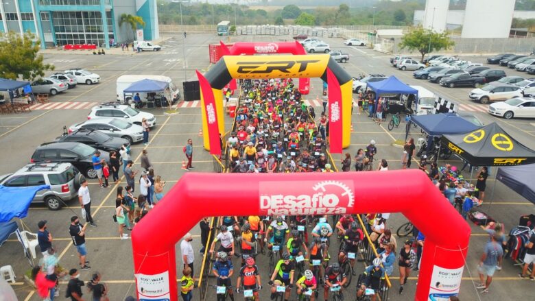 Os ciclistas participam da etapa de São José dos Campos do Desafio Natureza de mountain bike