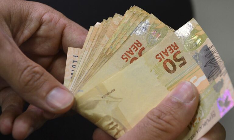 auxílio brasil - capa