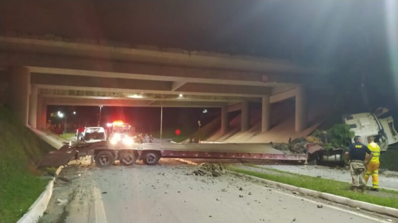 Carreta caiu de viaduto na Dutra