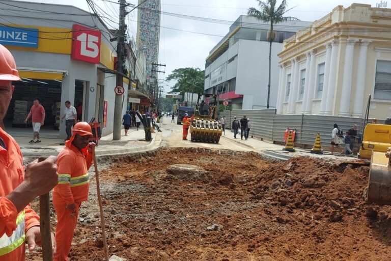Cruzamento da Rubião Júnior com a XV de Novembro é fechado