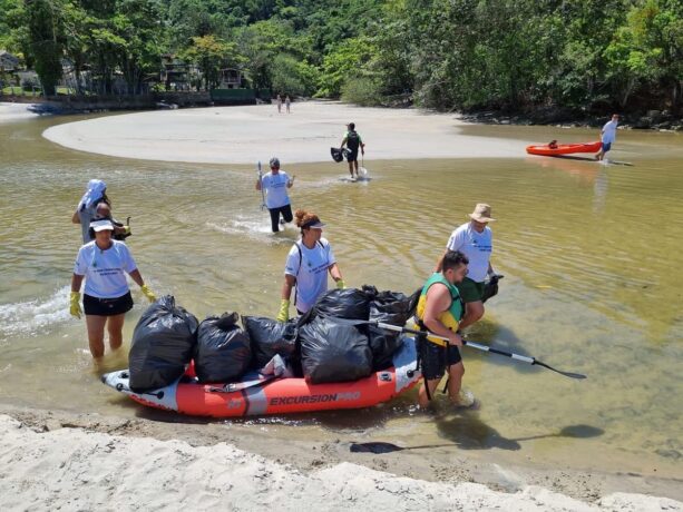 Mais de 1 tonelada de lixo é retirada do Rio Tabatinga em Ubatuba