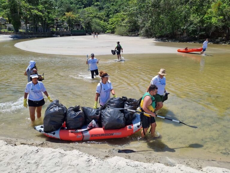 Mais de 1 tonelada de lixo é retirada do Rio Tabatinga em Ubatuba