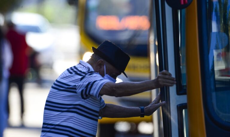 transporte público-gratuidade idosos-capa