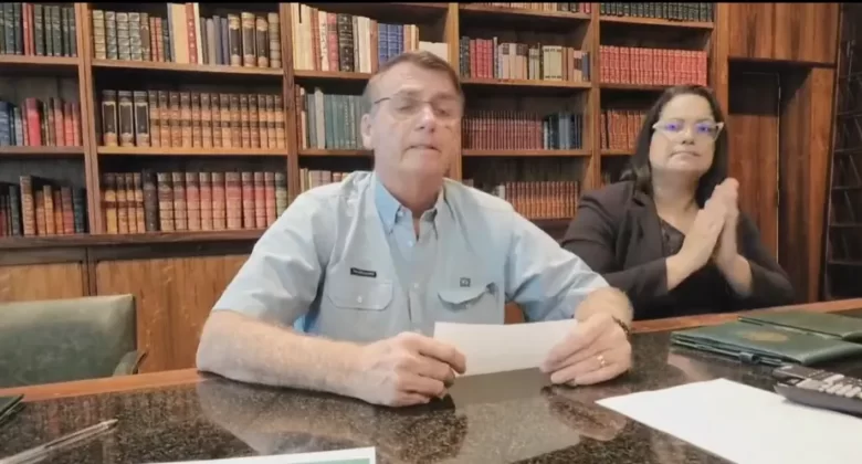 Bolsonaro condena atos terroristas e fala sobre governo Lula, em última live como presidente