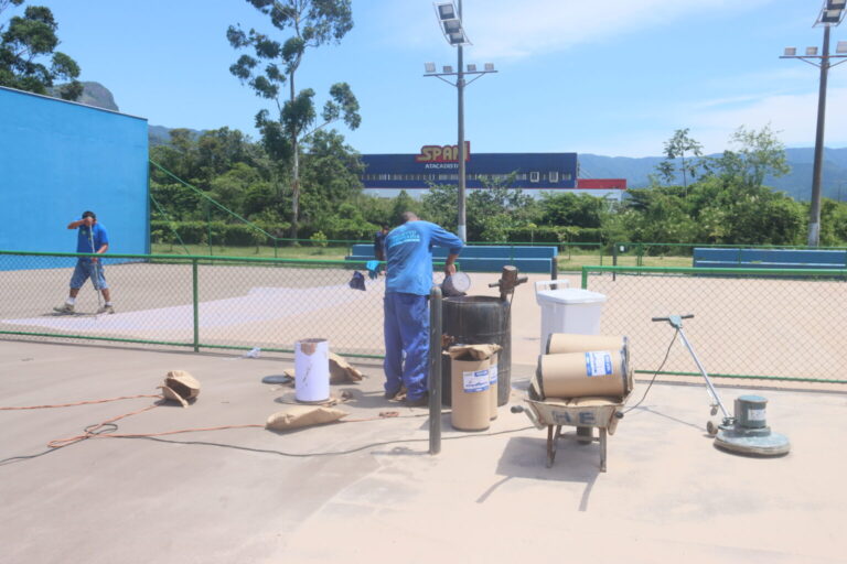 Caraguatatuba revitaliza quadras de tênis do Centro Esportivo Ubaldo Gonçalves