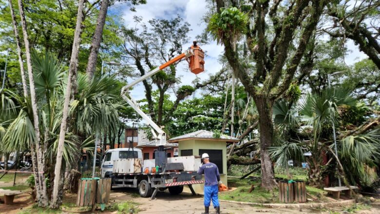 Caraguatatuba trabalha na recuperação dos estragos após vendaval de 70 kmh