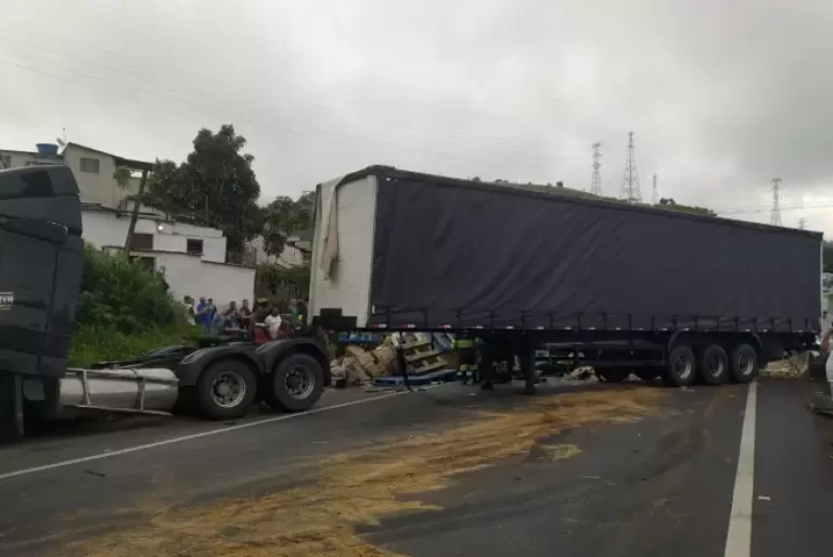 Carreta tomba na Dutra, homem pula de viaduto para desviar do veículo e fica ferido