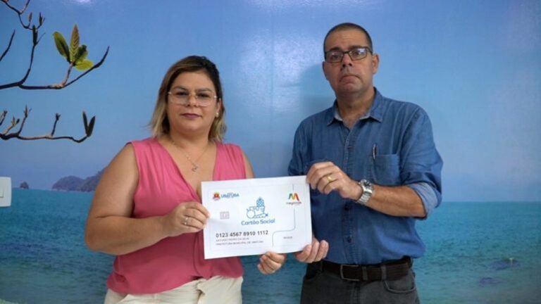 Cartão social é entregue a famílias em vulnerabilidade de Ilhabela
