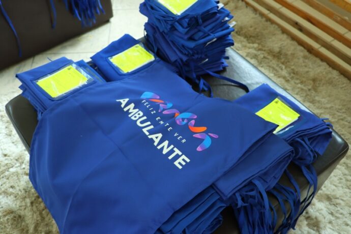 Comércio Ambulante recebe licenças e coletes de identificação em Caraguatatuba 2