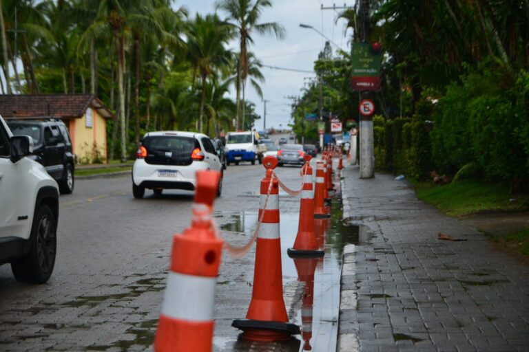 Estacionamento na avenida Princesa Isabel é bloqueado em Ilhabela durante a temporada