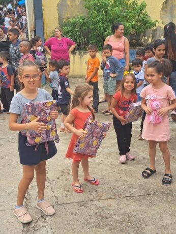 FUSSTA distribui brinquedos para o natal em Taubaté