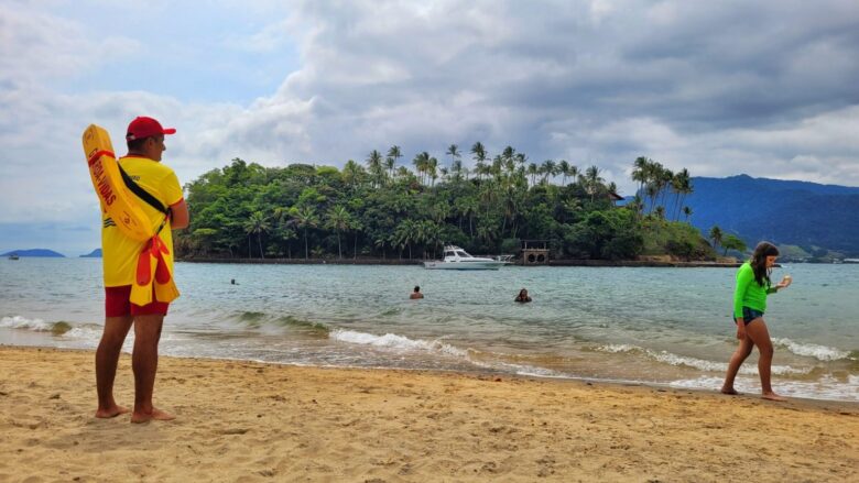 Guarda-vidas temporários de Ilhabela realizam 13 salvamentos em um mês de atividade