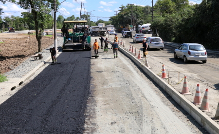 Jacareí realiza “Pare e Siga” nas avenidas Castelo Branco e Malek Assad para obras de asfalto