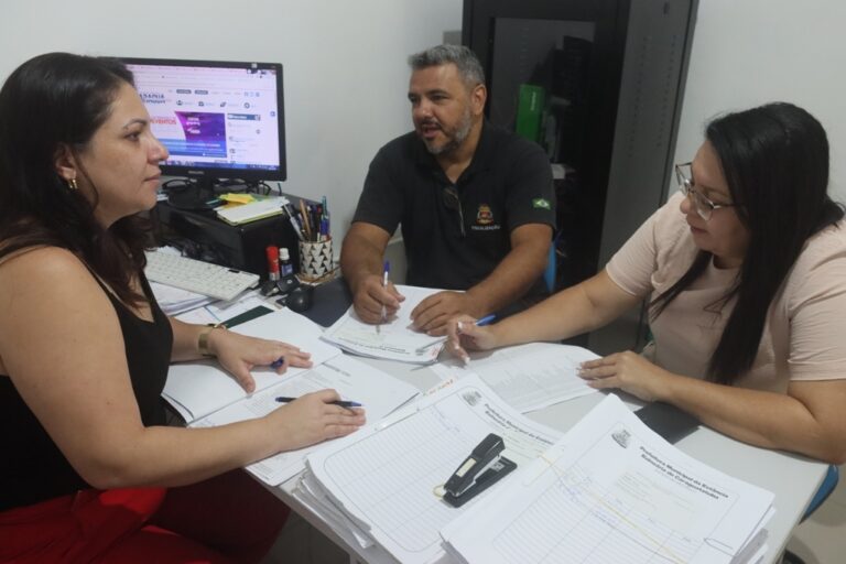 Prefeitura de Caraguatatuba entrega licenças do comércio ambulante de 2023 e coletes de identificação