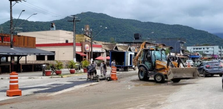 Prefeitura de Ubatuba retoma serviços de pavimentação e tapa-buracos após chuvas